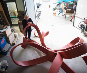 Shelly Fireman with sculpture